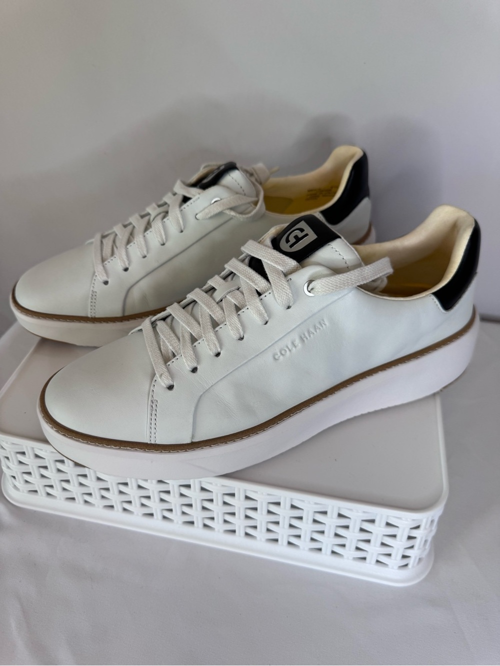 Cole Haan Men’s White Leather Low-Top Sneakers with Black Heel Size 9.5W